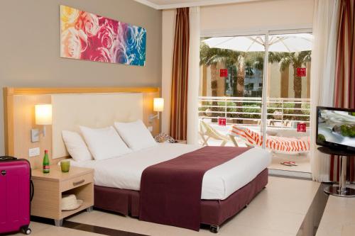 莱昂纳多埃拉特皇家度假酒店客房内的一张或多张床位