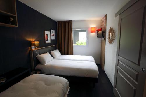拉特斯特德布赫阿尔缇卡港阿尔卡雄酒店的酒店客房设有两张床和窗户。
