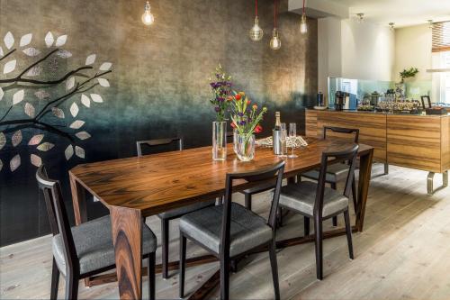 阿姆斯特丹皇帝运河套房471号公寓的一间带木桌和椅子的用餐室