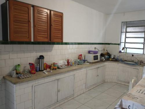 阿雷格里港Hostel Cachoeira的厨房配有带微波炉的台面