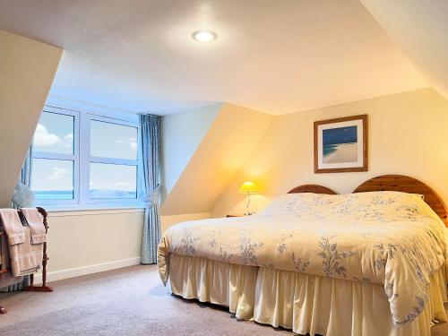 ArnisdaleGrieves Cottage的一间卧室设有一张床和一个大窗户