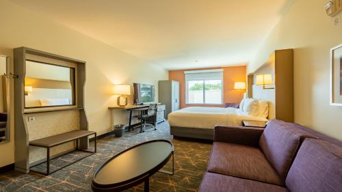 亚特兰大Hotel Spice & Sky Atlanta Perimeter的酒店客房,配有床和沙发