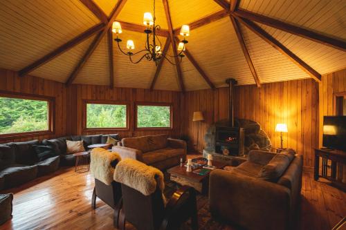 富塔莱乌富Peuma Lodge Patagonia的带沙发和壁炉的客厅