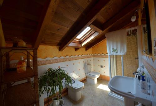 BoalA Casua的一间带卫生间、水槽和窗户的浴室