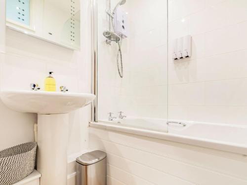 佩特利布里奇Claro Cottage - Uk37450的白色的浴室设有水槽和淋浴。