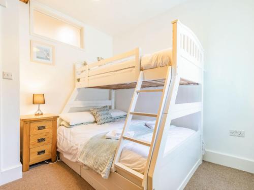 佩特利布里奇Claro Cottage - Uk37450的一间卧室配有带梯子的双层床