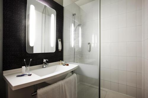莱斯卡尔宜必思保罗莱斯卡尔酒店的白色的浴室设有水槽和镜子