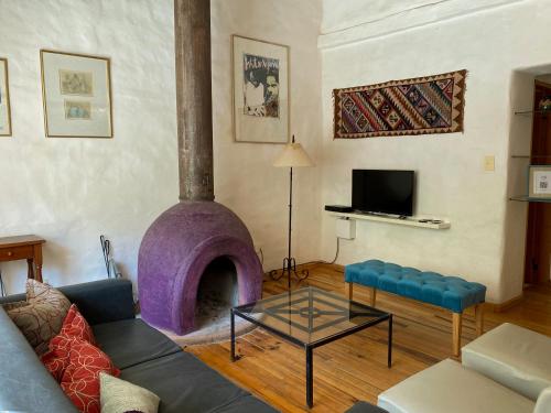 普尔马马尔卡Chilcagua的带沙发和壁炉的客厅