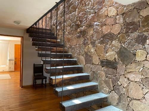 普尔马马尔卡Chilcagua的房屋内有楼梯的石墙