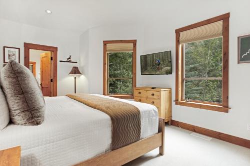 爱德华兹358 Cresta Road的一间卧室设有一张床和两个窗户。