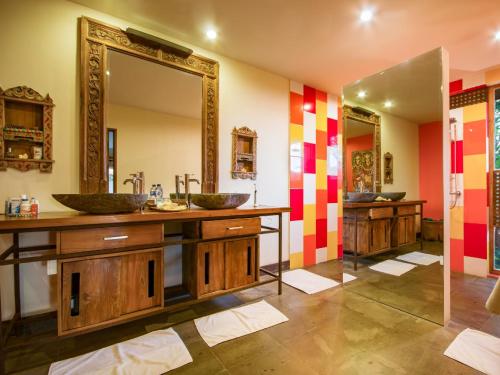 坎古Villa Desa Roro Dua的一间带两个盥洗盆和大镜子的浴室