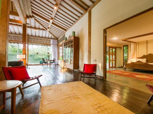 坎古Villa Desa Roro Dua的客厅配有红色椅子和大镜子
