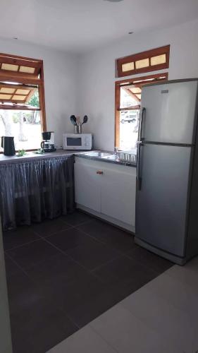 阿瓦托鲁Rangiroa Guest Paradise的厨房配有白色冰箱和窗户。