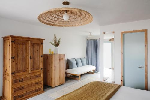 蒙托克盾斯信天翁汽车旅馆的一间卧室配有一张床、梳妆台和椅子