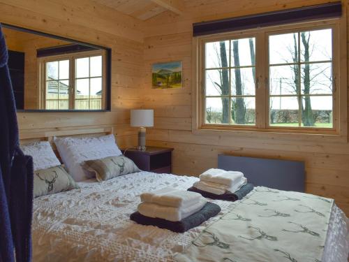 SalinePinewood Cabin的一间卧室配有一张床,上面有两条毛巾