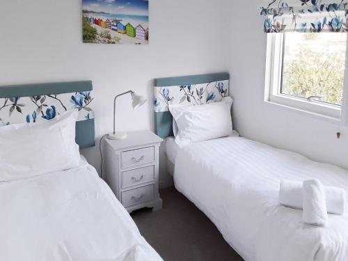 雅茅斯Plimoth 8的一间卧室设有两张床和窗户。
