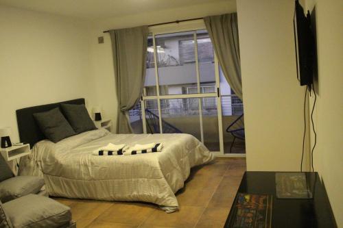 布宜诺斯艾利斯AA Naon apart的一间卧室设有一张床和一个窗口