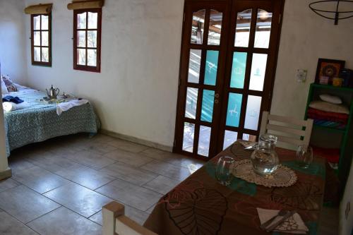 卡皮特里亚Luz de Cabaña的客房设有桌子和窗户。