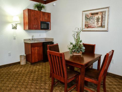 斯普林莱克Spring Lake Inn & Suites - Fayetteville的带桌椅的厨房和带水槽的厨房