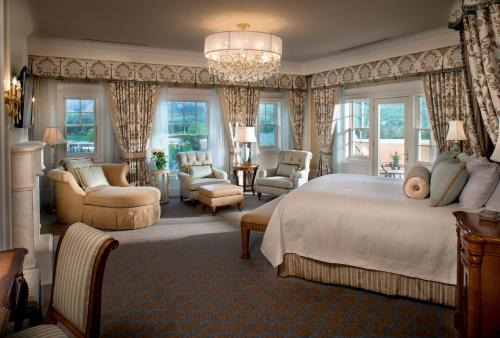 科罗拉多斯普林斯布罗德莫酒店的一间卧室配有一张床、椅子和吊灯