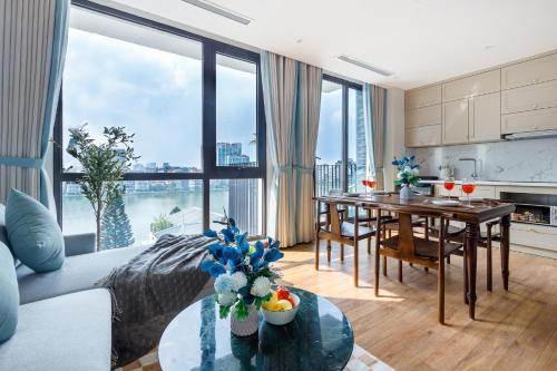 河内Margaery Boutique Apartment & Skyon9 Rooftop Bar的一间带桌子的客厅和一间餐厅