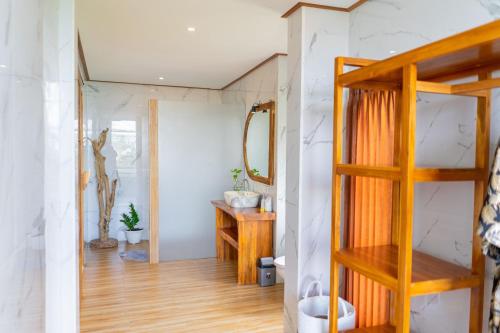 AirsatangWest Break Bali - Medewi的一间带梯子和镜子的房间
