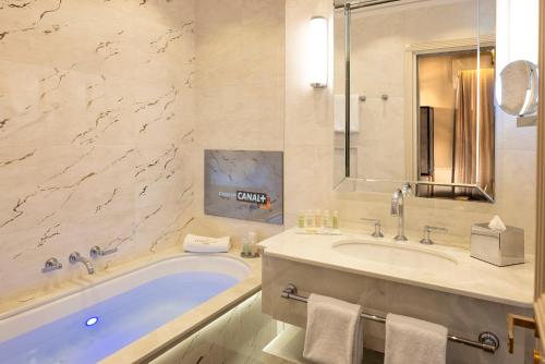巴黎Manolita Paris的带浴缸和盥洗盆的浴室