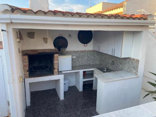 利乌玛Casa Riumar Ebre的户外厨房配有桌子和炉灶。