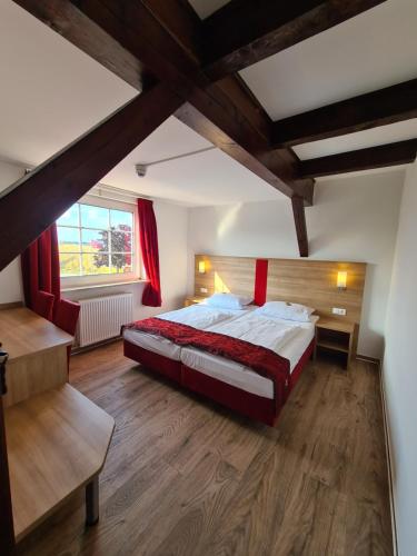 约克Hotel Elb Blick的一间卧室设有一张大床和一个窗户。