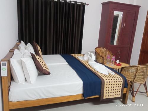 瓦尔卡拉Devi Kripa Residency的卧室配有一张床和一张桌子及椅子