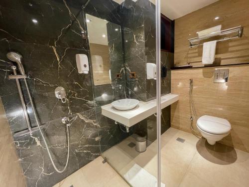 勒克瑙Comfort Hotel Vista的带淋浴、卫生间和盥洗盆的浴室