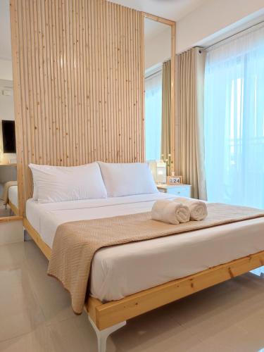 达沃市Inspiria Davao的一间卧室设有一张大床和大窗户