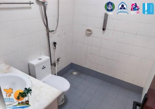 瓜埠GLOBAL IKHWAN RESORT的浴室配有白色卫生间和盥洗盆。