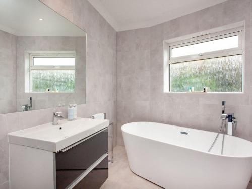 佩恩顿Leighwood Cottage的浴室配有白色浴缸和水槽