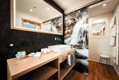 米特尔贝格Ferienhotel Almajur的一间带水槽和镜子的浴室