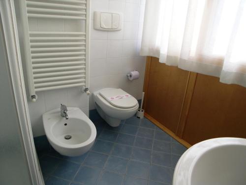 格拉多Residence Mirage的一间带卫生间和坐浴盆的小浴室