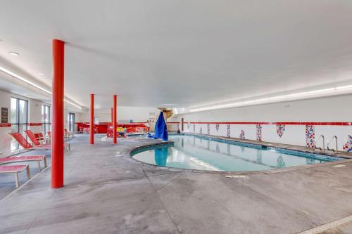 拉夫兰Comfort Suites Loveland的大楼内一个带红色杆的大型游泳池