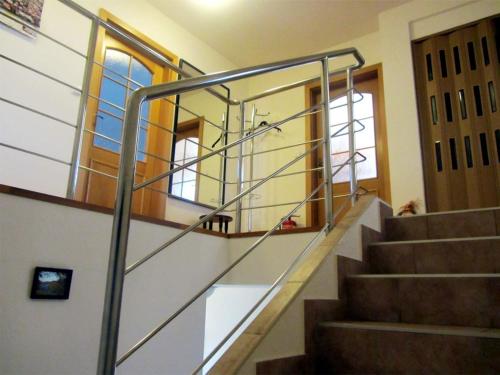 Křelov假日花旅馆的建筑物内带有金属栏杆的楼梯