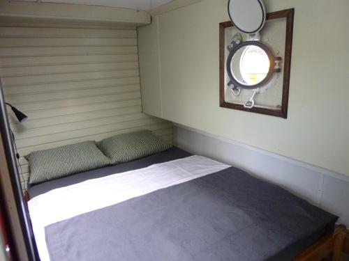 蒂姆霍恩船屋客房内的一张或多张床位