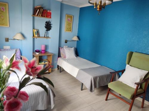 马萨龙港Playa Rihuete 2的一间卧室设有两张床和蓝色的墙壁