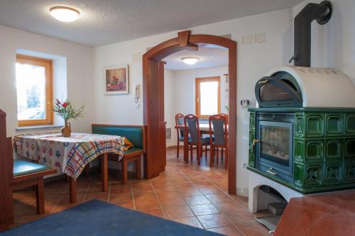 戈雷尼斯卡地区采尔克列Holiday Home Zelenka的客厅配有绿色炉灶和桌子