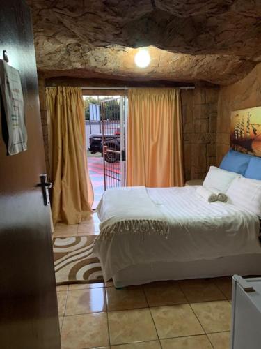 布龙克霍斯茨普雷Sikhula Sonke Guest House的一间卧室,卧室内配有一张大床