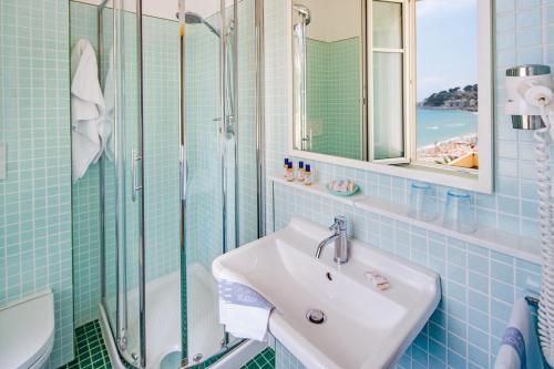 阿拉西奥布席雷乌酒店的蓝色瓷砖浴室设有水槽和淋浴