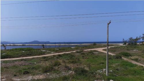 阿拉亚尔-杜卡布Arraial do Cabo – Subuai Village - Aluguel Econômico的田野上一条带杆的土路