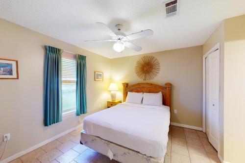 佩尔迪多基Grand Caribbean West 0107的一间卧室配有一张床和吊扇