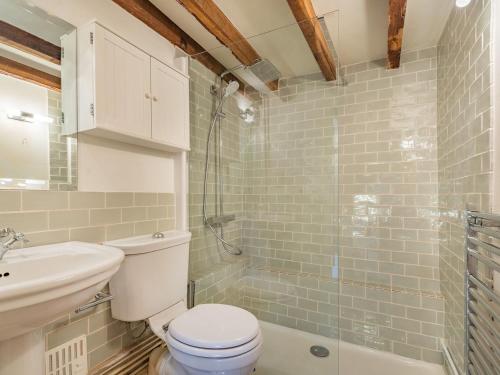 WarboroughThe Cottage的浴室配有卫生间、盥洗盆和淋浴。