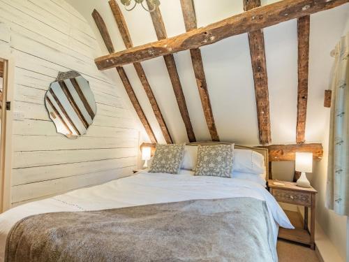 WarboroughThe Cottage的木梁客房的一张床位