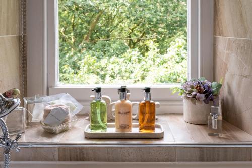 多尔盖罗赖厄德河乡间别墅酒店的窗台上装有瓶子的柜台