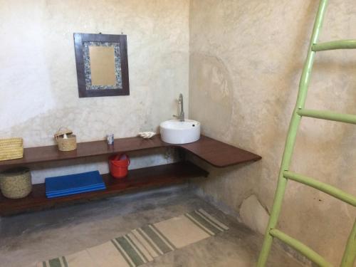 莫桑比克岛Casa Fabula的一间浴室,内设一个水槽和书架