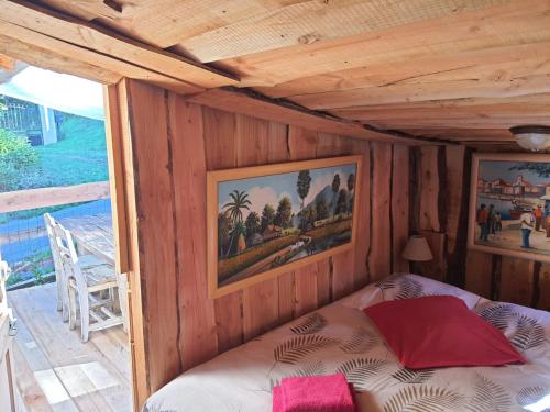 瓦尔代布洛尔LA CABANE, petite chambre agréable dans maison en bois的小木屋内的一个床位